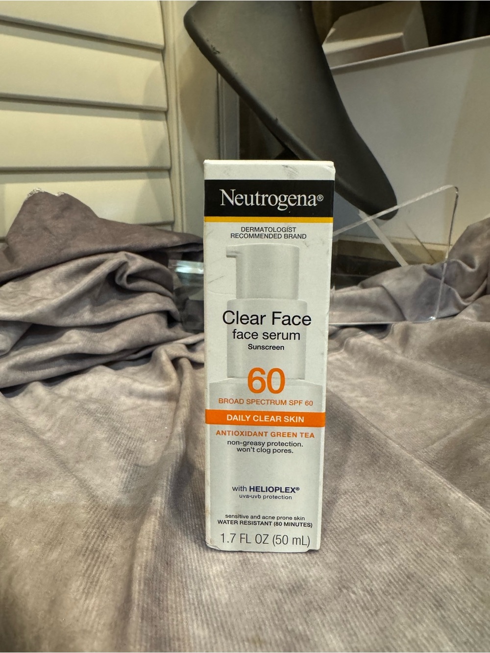Neutrogena Clear Face Face Serum Sunscreen (White, Orange, Black)
